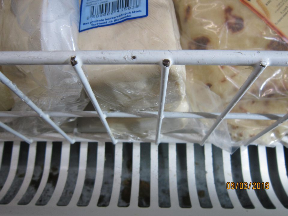 Znečistené chladiace vitríny