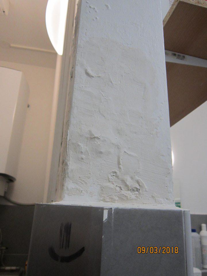 Poškodené steny vo WC zamestnancov