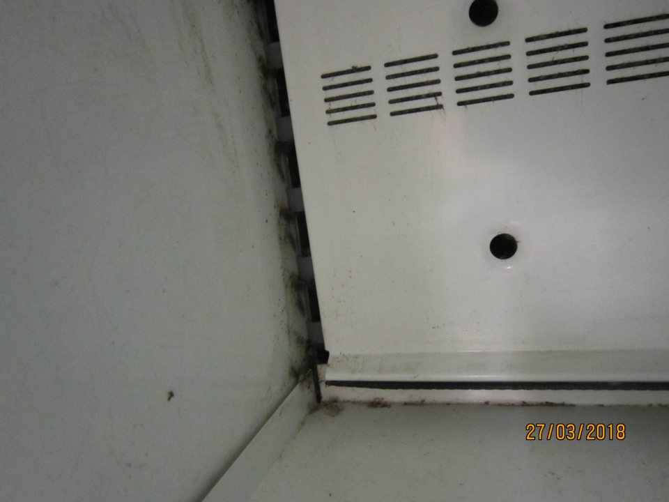 Chladiace vitríny znečistené plesňou