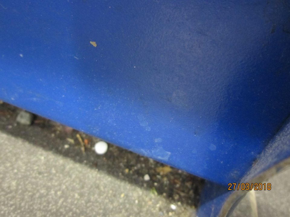 Podlahy pod pokladňami znečistené