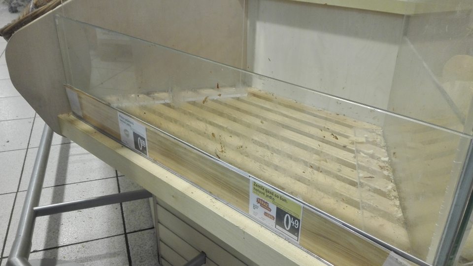 Znečistené zásobníky na nebalené pekárske výrobky.