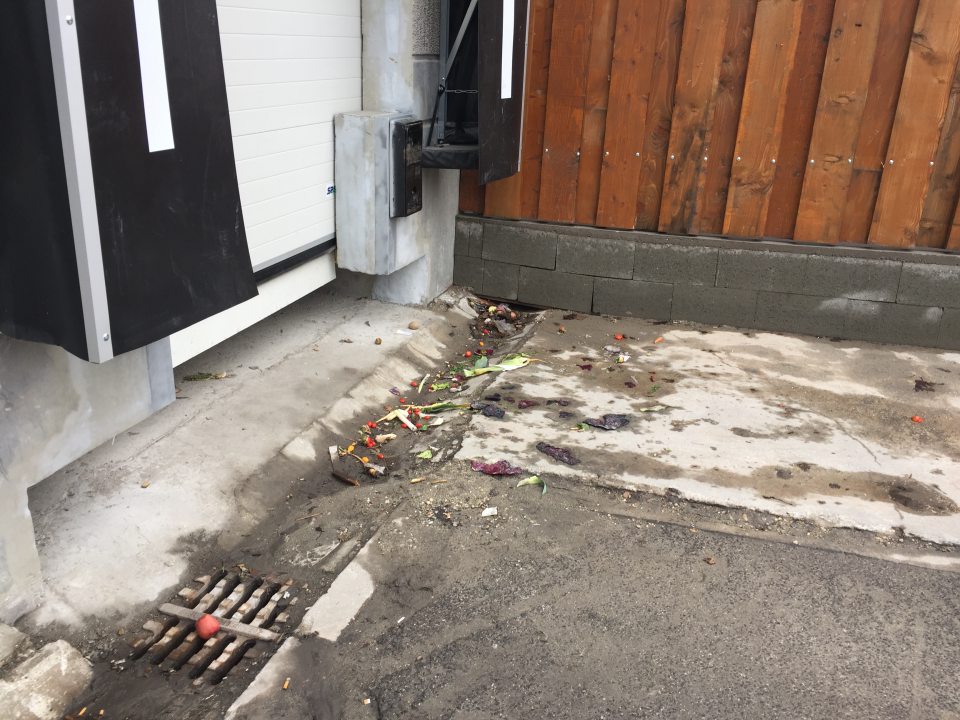 Zvyšky odpisov ovocia a zeleniny pred príjmovou rampou.