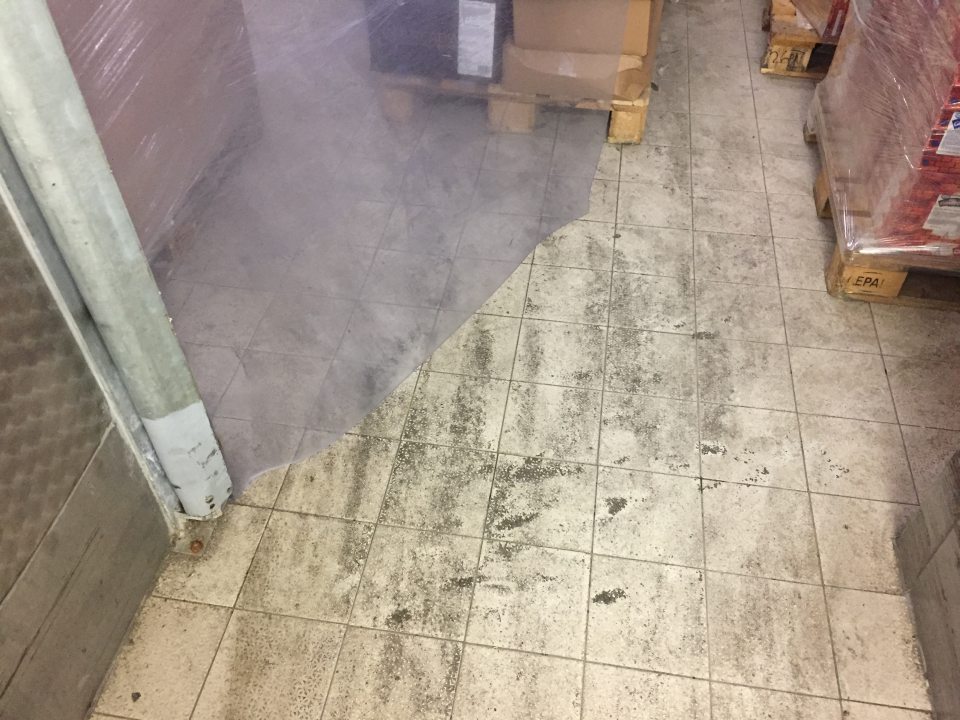 Znečistená podlaha v mraziacom boxe.
