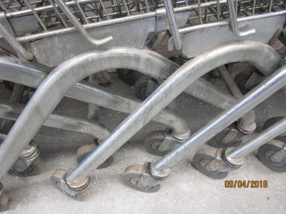 Znečistené nákupné vozíky