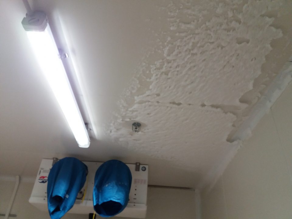 Výrazná námraza na strope v mraziarni TIKO.