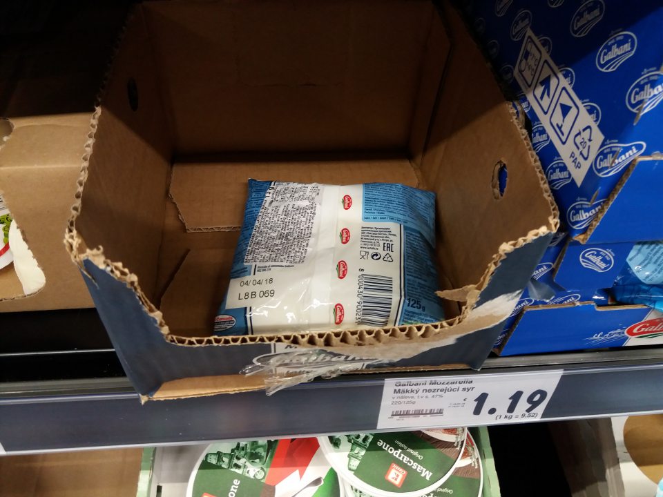 Výrobok Mozzarella ponúkaný na predaj po uplynutí dátumu spotreby.