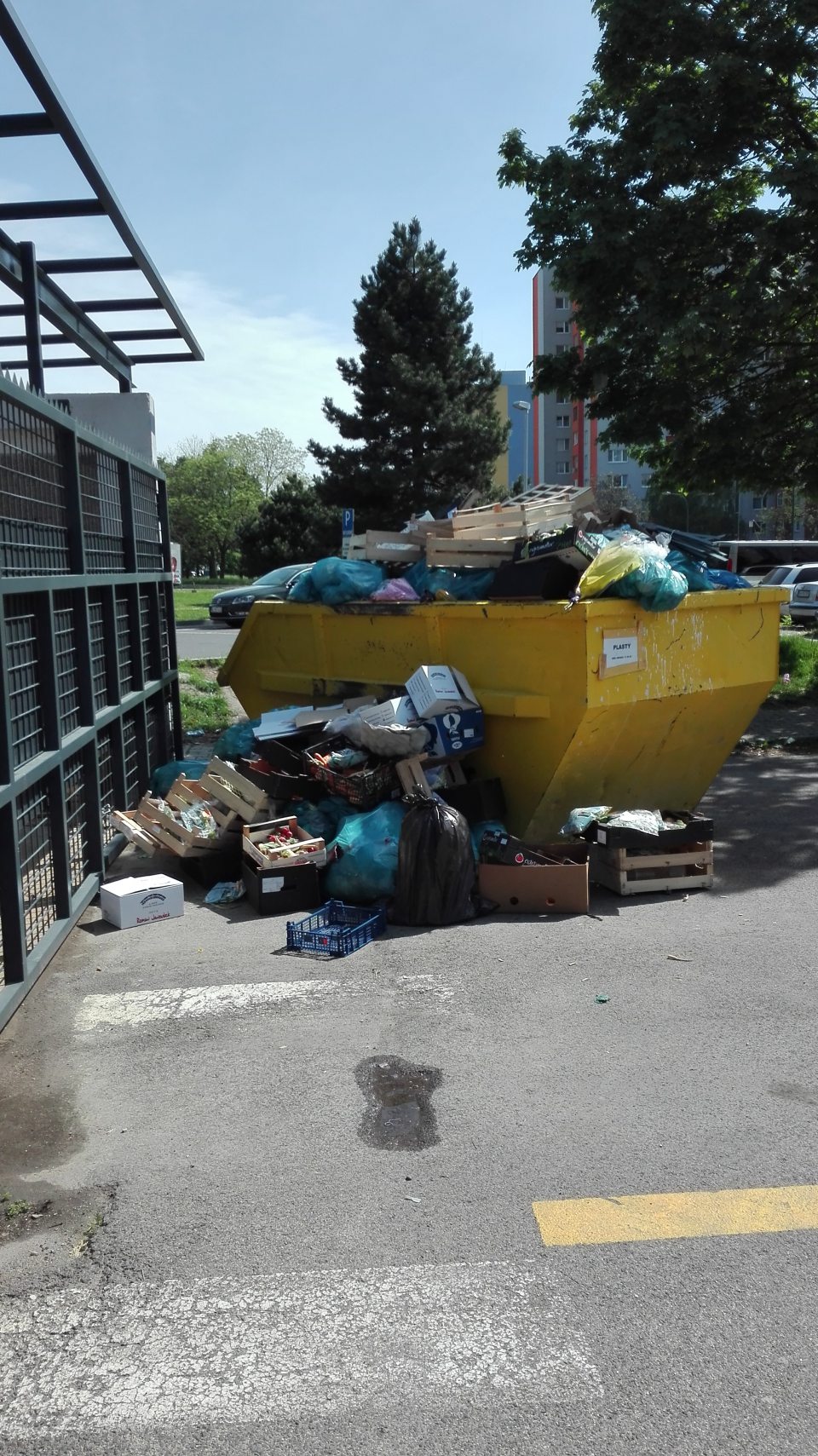  Veľké množstvo odpadu v okolí kontajnerov vo vonkajšom priestore príjmu potravín. 