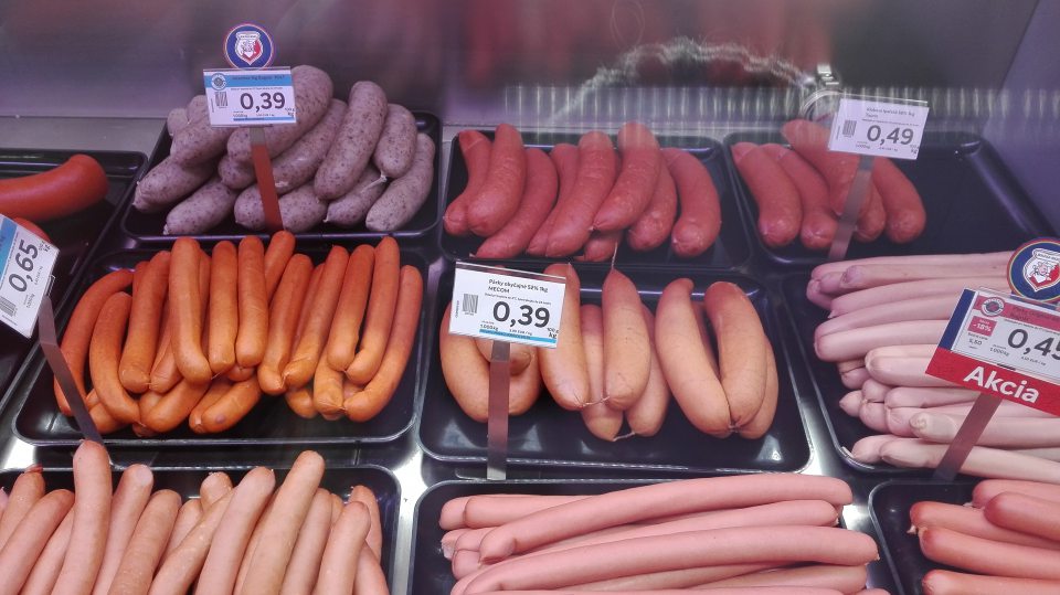 Ťažko čitateľné údaje pre spotrebiteľa o prítomnosti/neprítomnosti alergénov vo výrobkoch predávaných na hmotnosť z obslužného pultu.