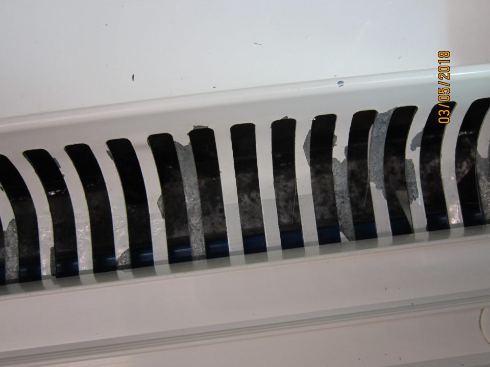 Chladiace vitríny - poškodený náter
