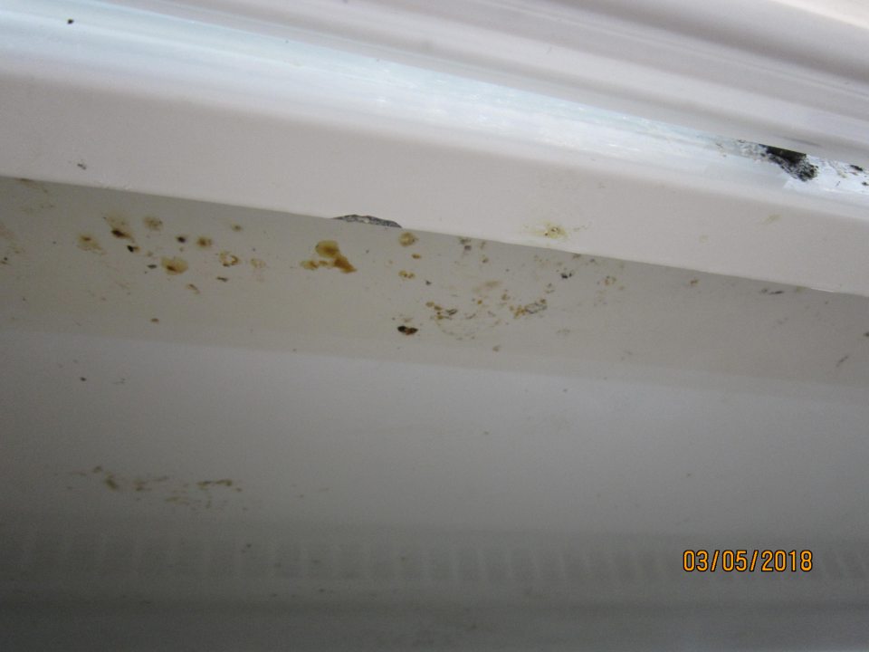 Znečistené chladiace vitríny