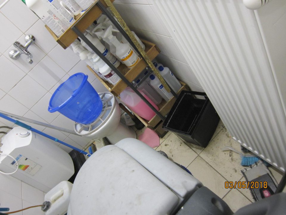 Upratovacia miestnosť znečistená