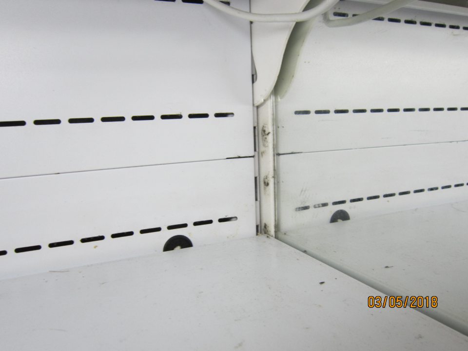 Znečistené chladiace vitríny