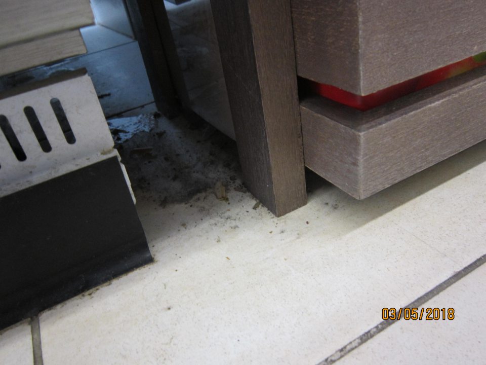 Podlahy znečistené