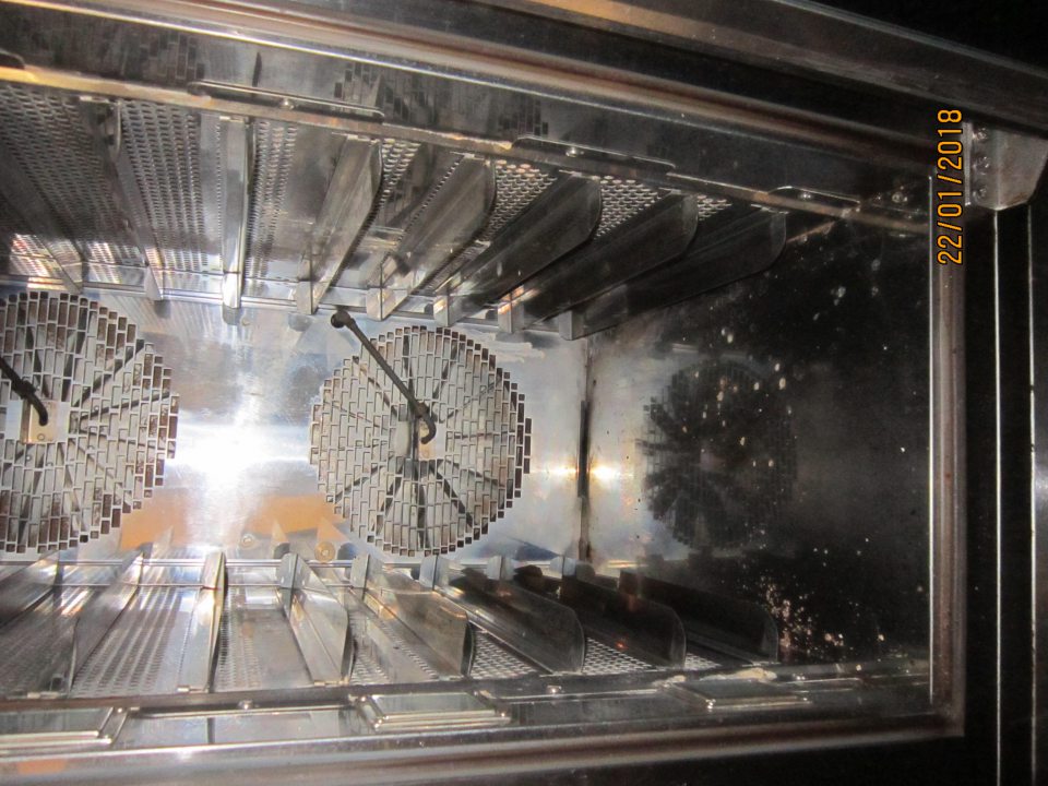 V prevádzke znečistená pec na dopekanie hlbokozmrazených pekárskych polotovarov. 