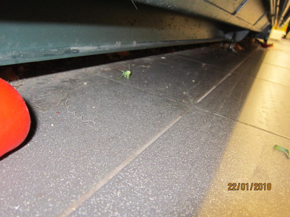 Na predajnej ploche znečistená podlaha. 