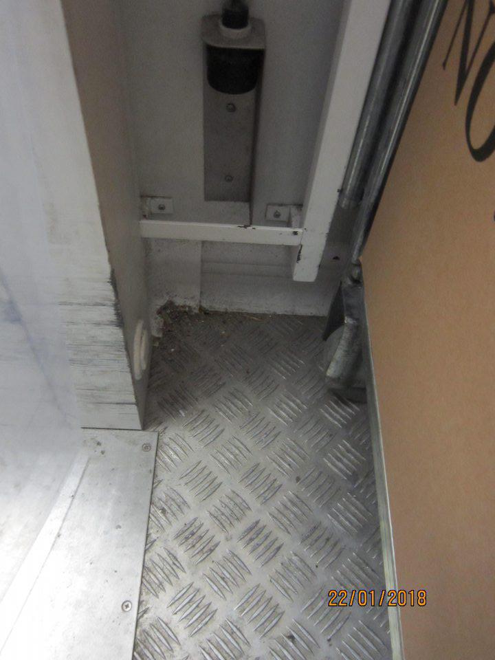 V skladovacom priestore prevádzky  znečistená podlaha. 