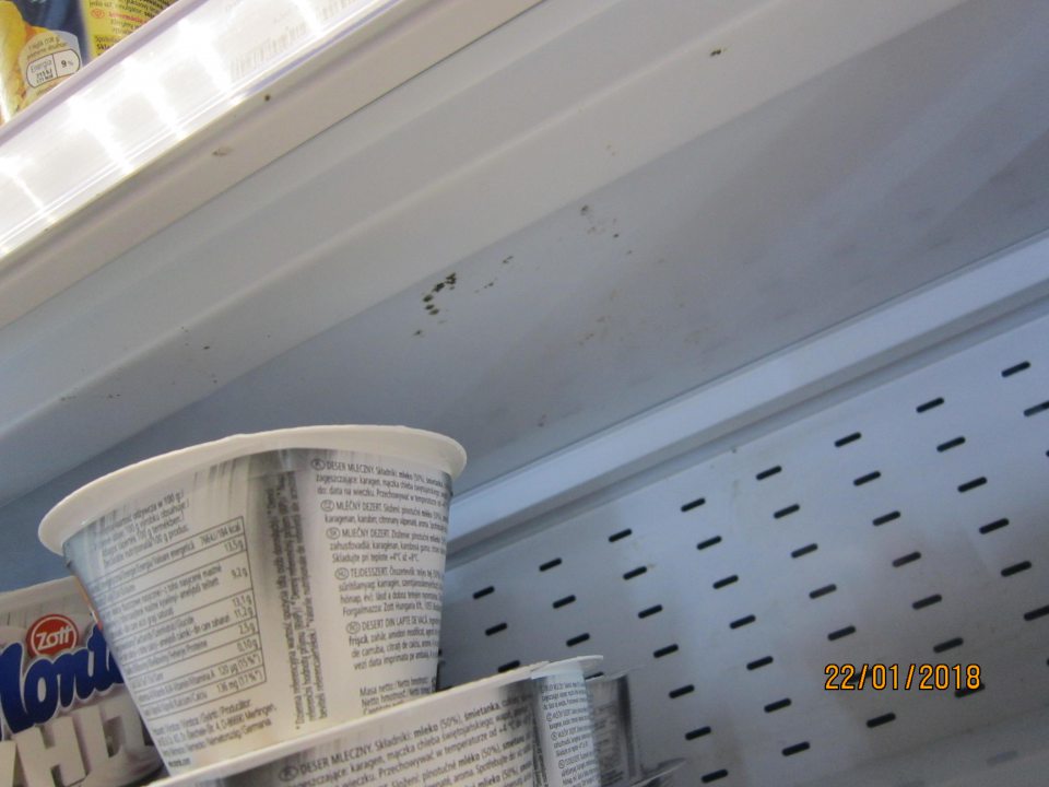 Chladiaca vitrína na predajnej ploche znečistená porastom plesne.
