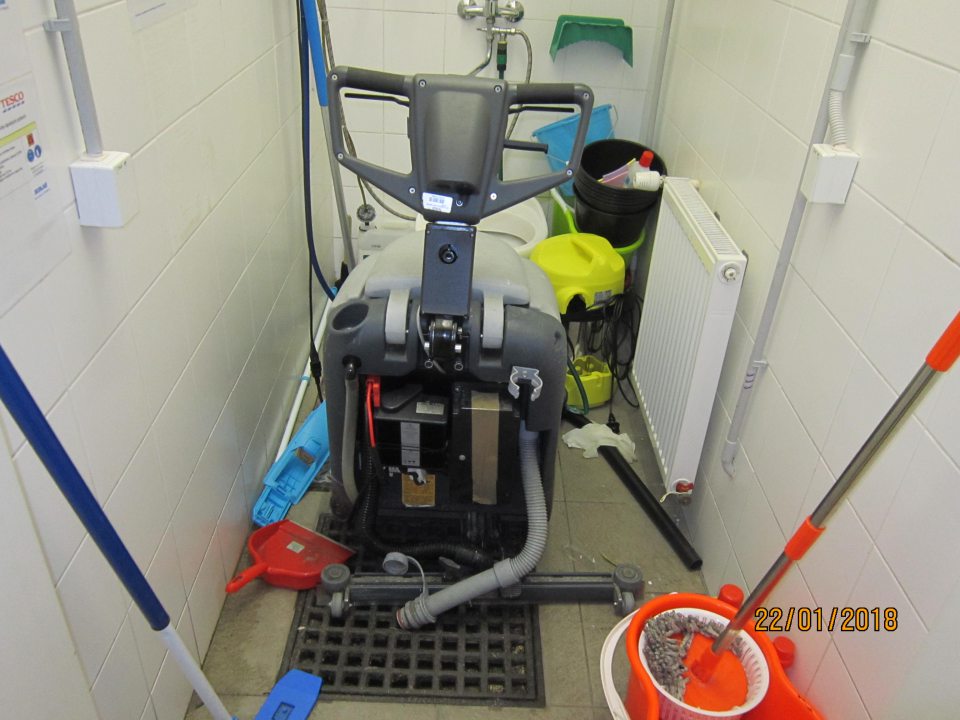 V upratovacej miestnosti prevádzky znečistená kanalizačná vpusť, neporiadok.
