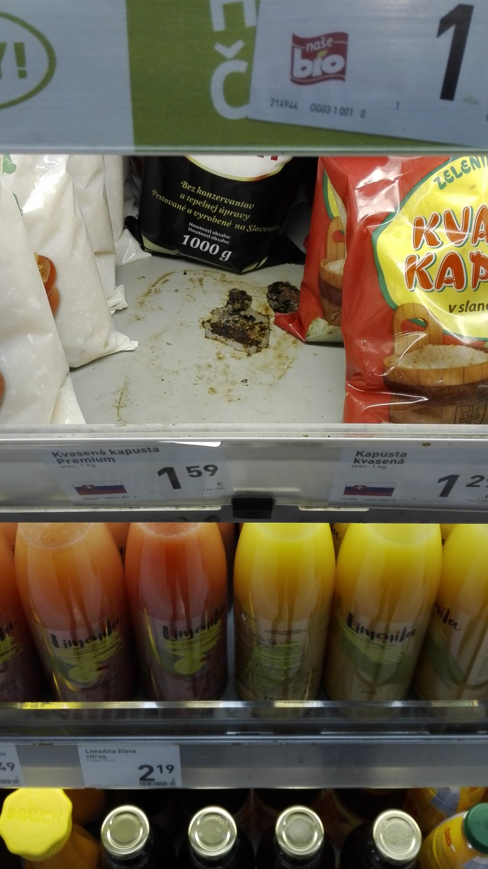 Znečistené police regálu na predajnej ploche.