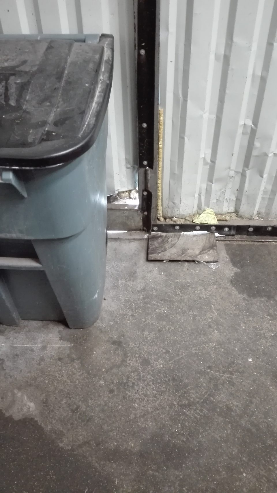 Poškodené necelistvé plechové steny na príjme potravín.