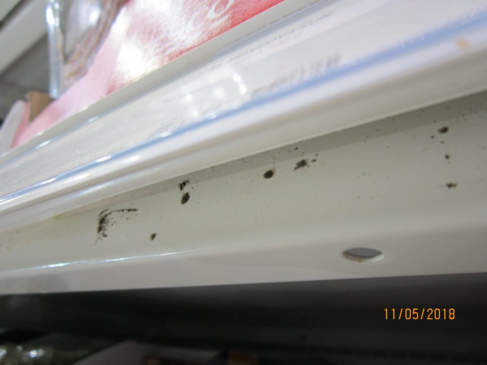 Znečistené chladiace vitríny