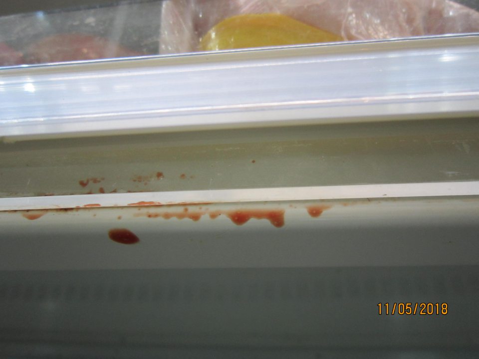 Znečistené chladiace vitríny