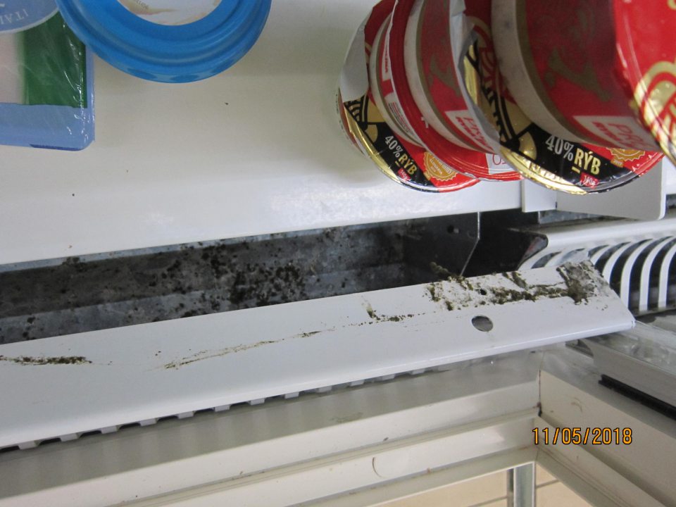 Znečistené chladiace vitríny