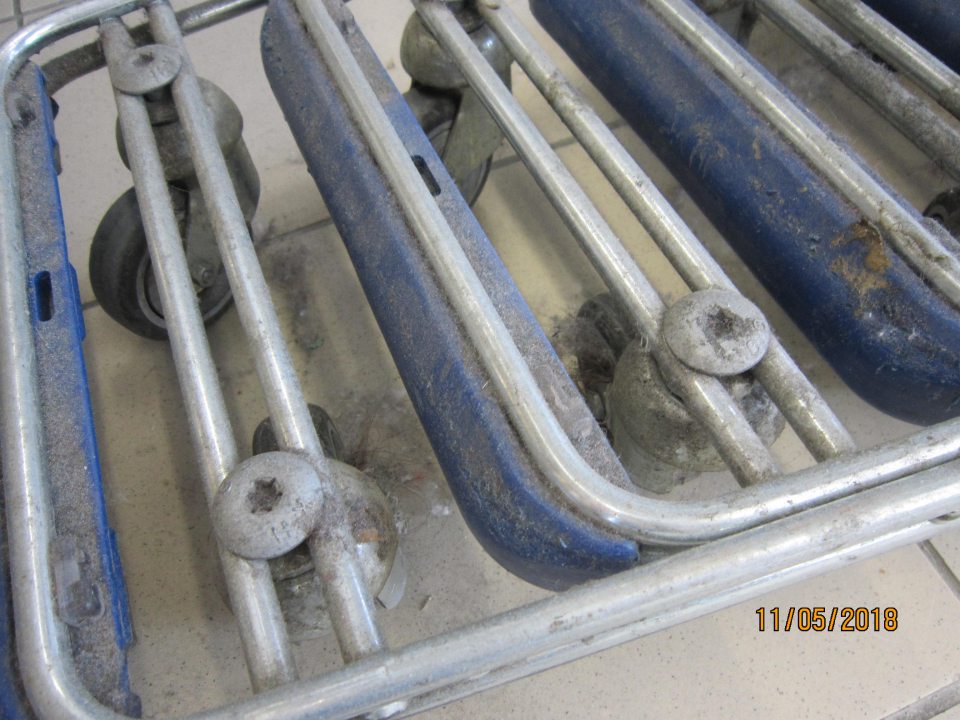 Znečistené nákupné vozíky