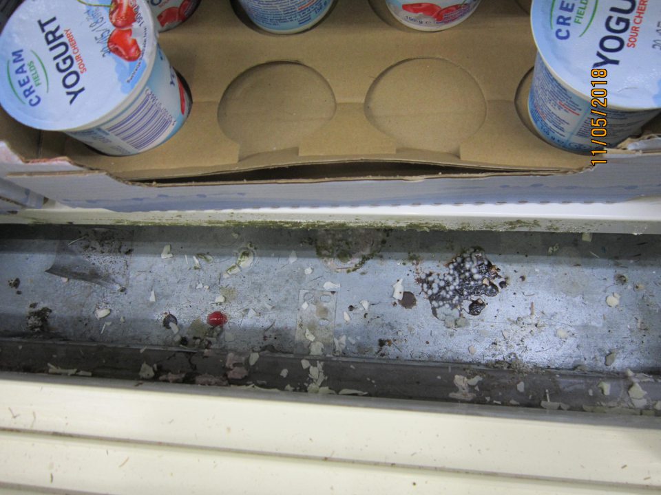 Znečistené chladiace vitríny