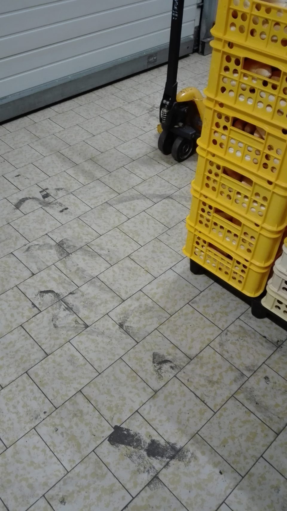 Výrazne znečistená podlaha na viacerých miestach vo vnútornom priestore príjmu potravín.