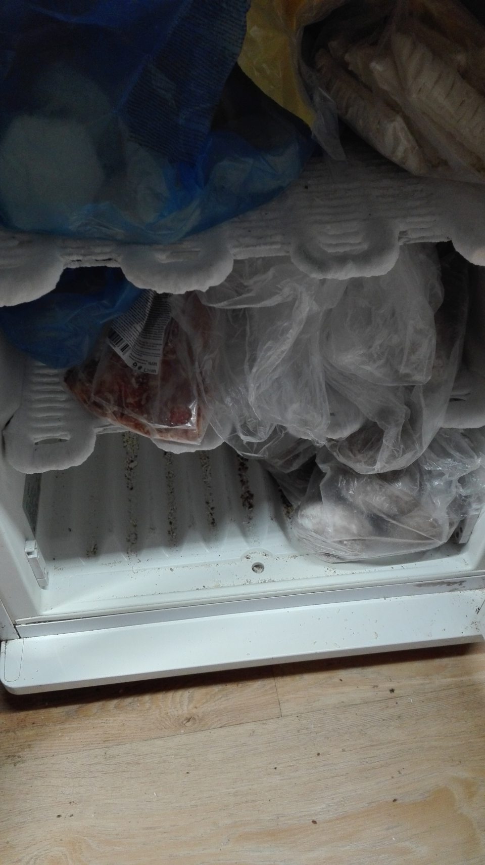 Znečistený mraziaci box na slané pečivo a neoznačené mrazené pekárske výrobky určené na dopekanie.