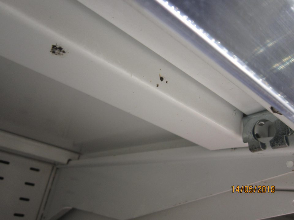 Znečistené chladiace vitríny - nesplnenie opatrenia