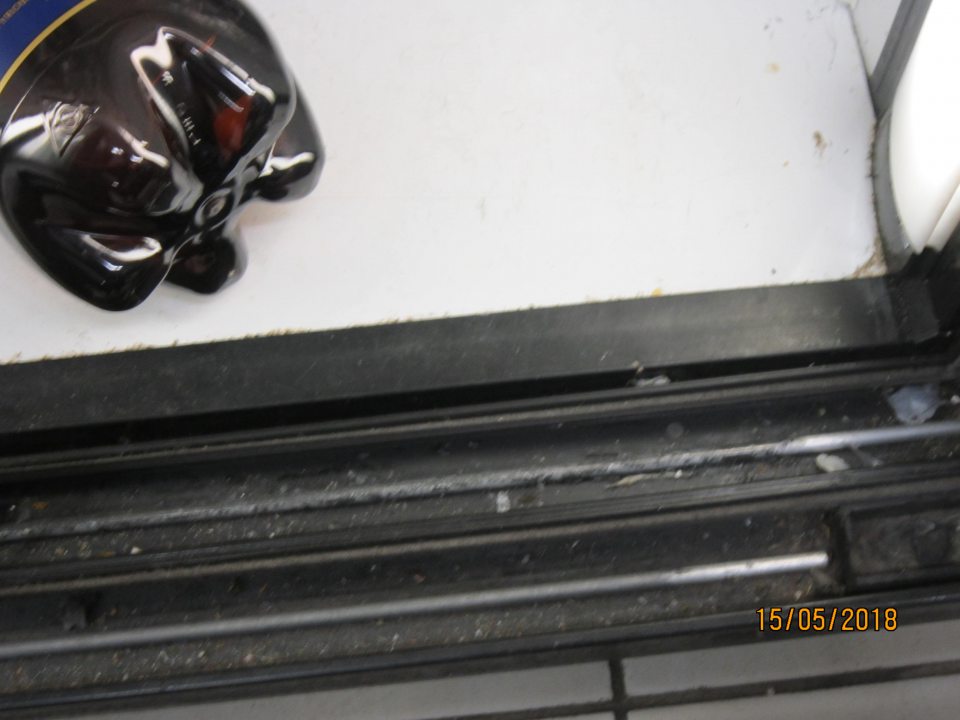 Znečistené chladiace vitríny