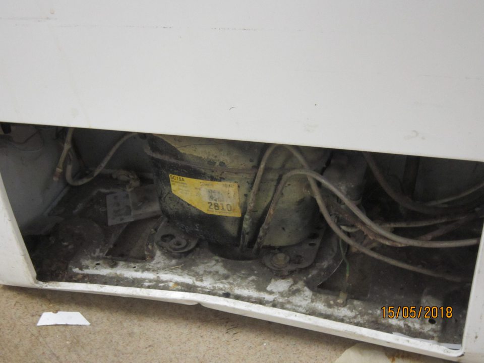 Mraziaci box na dopek znečistený, poškodený