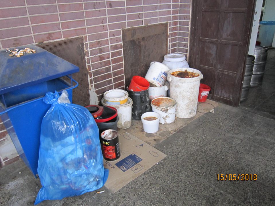 Príjmová rampa - skladovanie kuchynského odpadu z priľahlej reštaurácie v nekrytých a znečistených nádobách, priestor slúžiaci aj na skladovanie pekárskych výrobkov z rannej dodávky