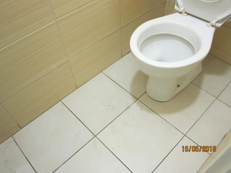 Podlahy znečistené
