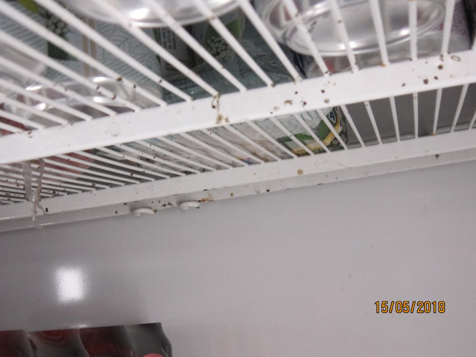 Znečistené chladiace vitríny