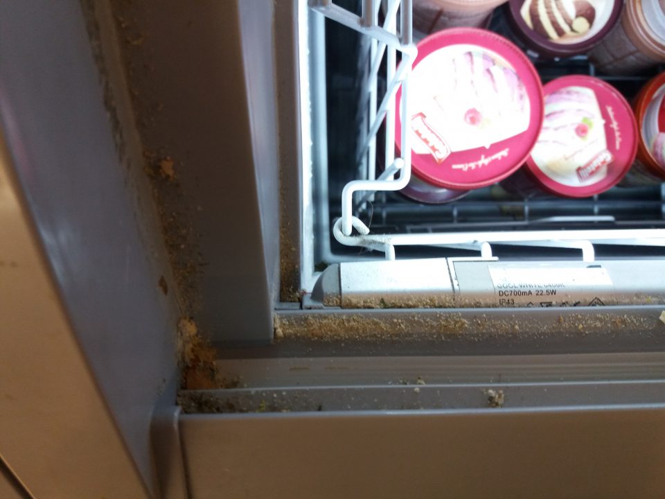 Znečistené lišty pre posuvné dvere mraziacej vane.