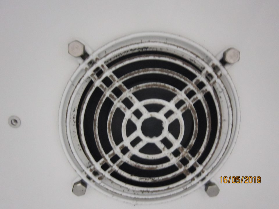 Chladnička v zázemí na mäsové výrobky znečistená