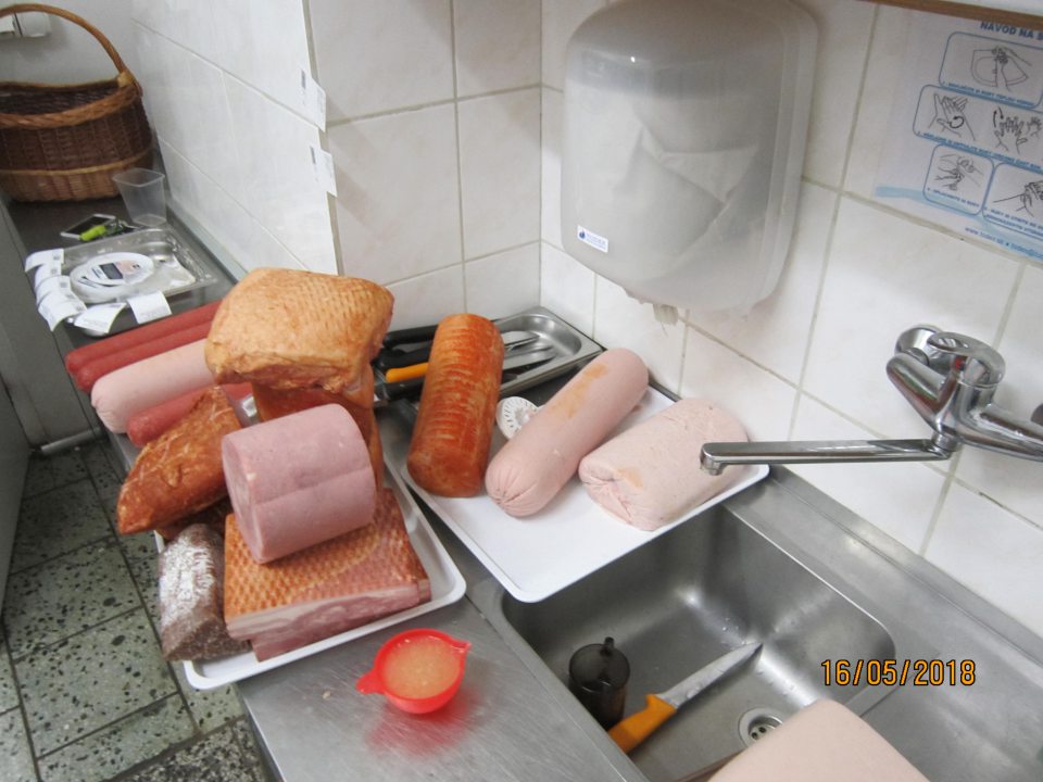 Mäsové výrobky po rozbalení uskladnené na nerezovom dreze