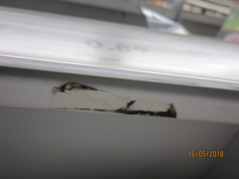 Znečistené chladiace vitríny