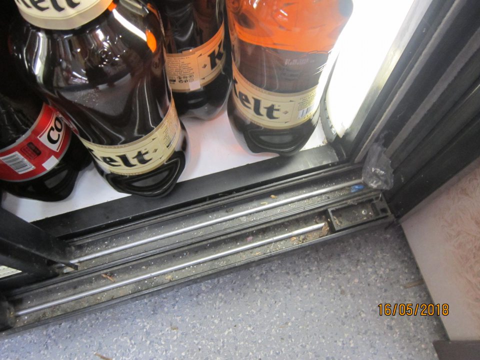 Znečistené chladiace vitríny