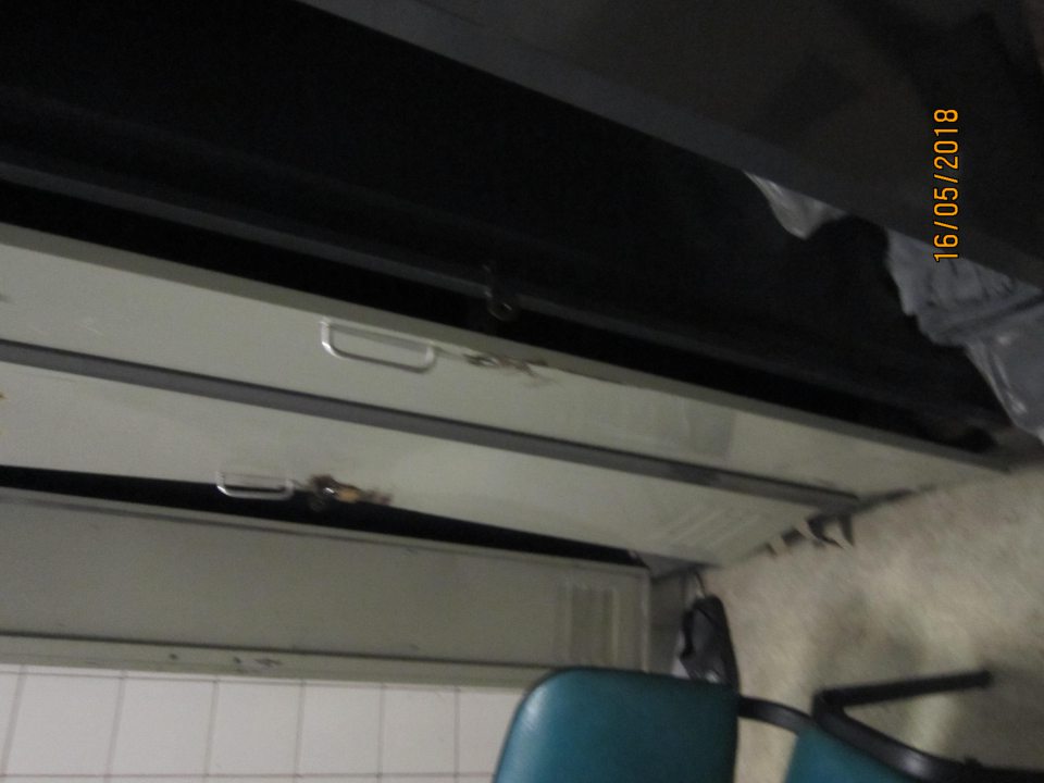 Skrinky v šatni zamestnancov poškodené, znečistené