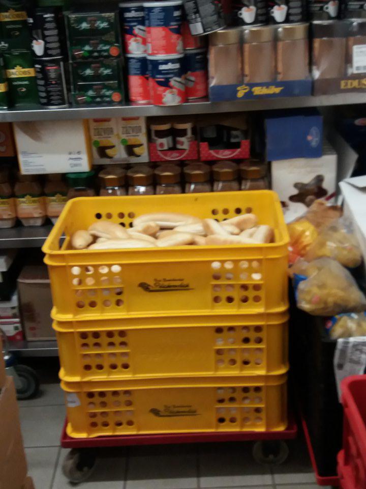 V sklade nebaleného pečiva umiestnené trvanlivé potraviny.