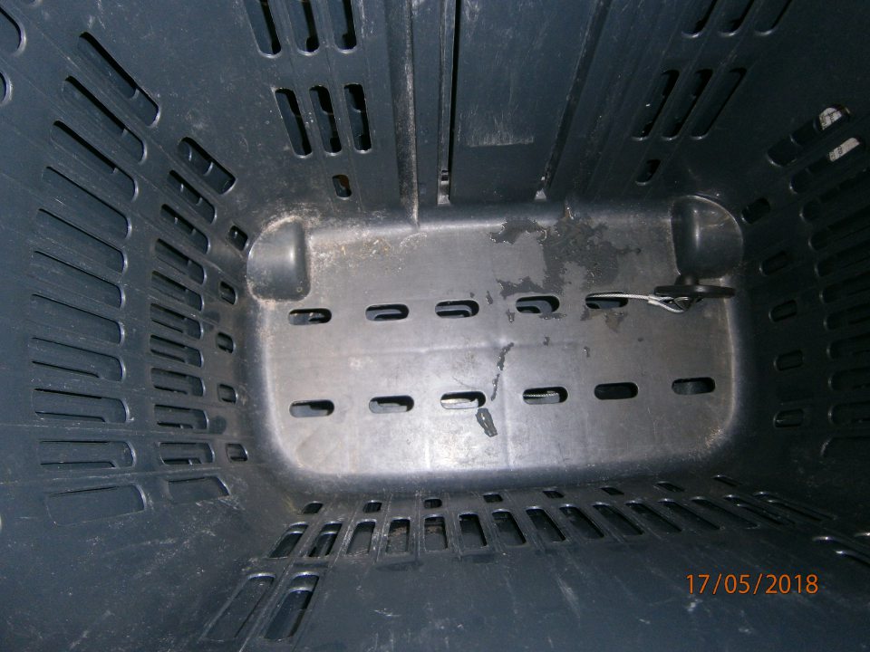 Znečistený vnútorný priestor nákupných košíkov.