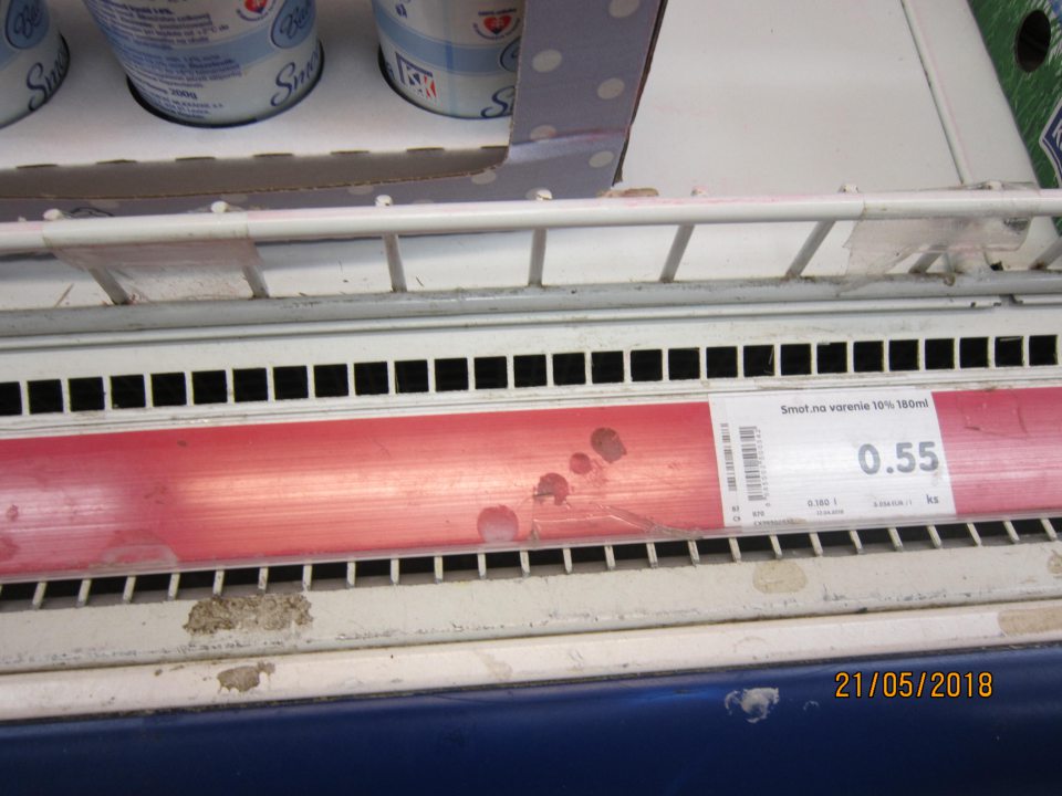 Chladiace vitríny znečistené, skorodované