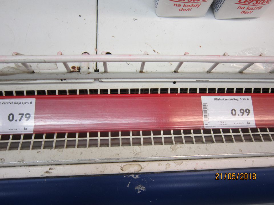 Chladiace vitríny znečistené, skorodované