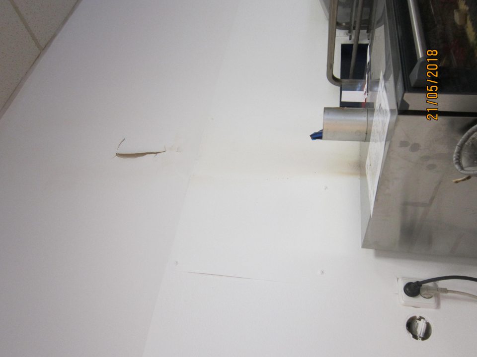 Poškodená stena pri peci na dopekanie