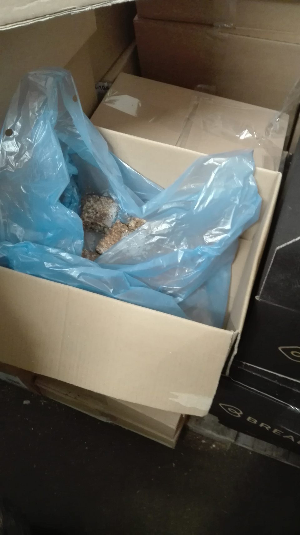 Hlbokozmrazené pekárske polotovary skladované v otvorených igelitových a kartónových obaloch.