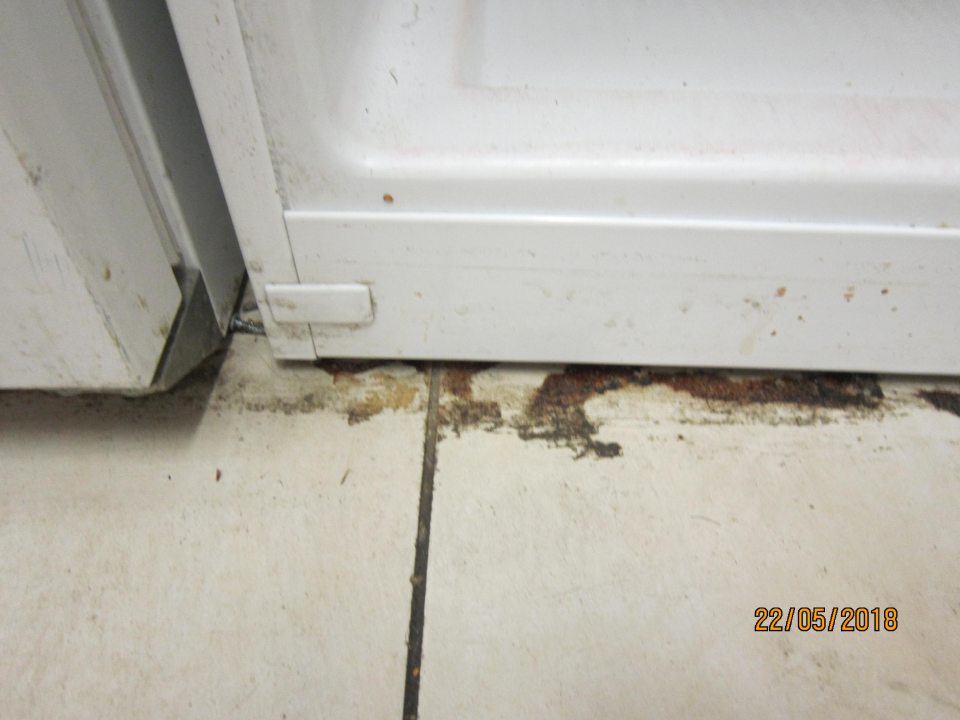 Znečistené podlahy v suchom sklade